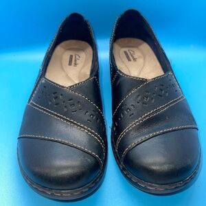 EUC  Clarks Women's Black Leather Shoes